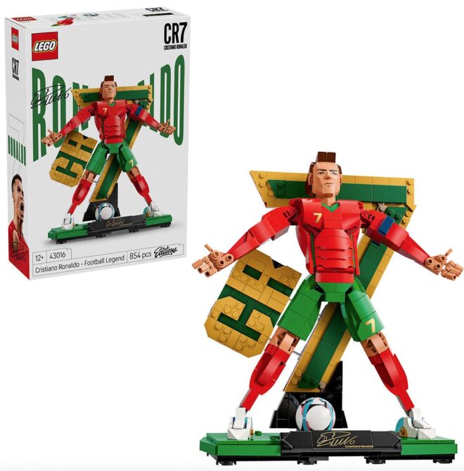 Das LEGO-Set 43016 Cristiano Ronaldo Football Legend aus der LEGO-Editions-Reihe: Die 854-teilige Figur zeigt CR7 in seiner ikonischen Jubelpose, inklusive offiziellem Fussball und Praesentationsverpackung. (Bild: LEGO)
