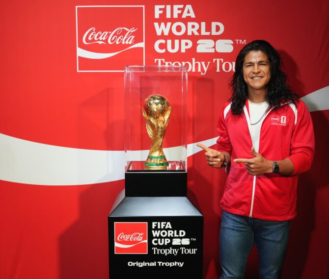 Schauspieler Cristo Fernández – bekannt als Dani Rojas aus der Fußball-Serie "Ted Lasso" – posiert neben dem Original-WM-Pokal bei der FIFA World Cup™ Trophy Tour von Coca-Cola im Coke Studio in LA Live, Los Angeles. Der Event fand am 24. März 2026 in Kalifornien statt. (Presley Ann / Getty Images North America via Getty Images)