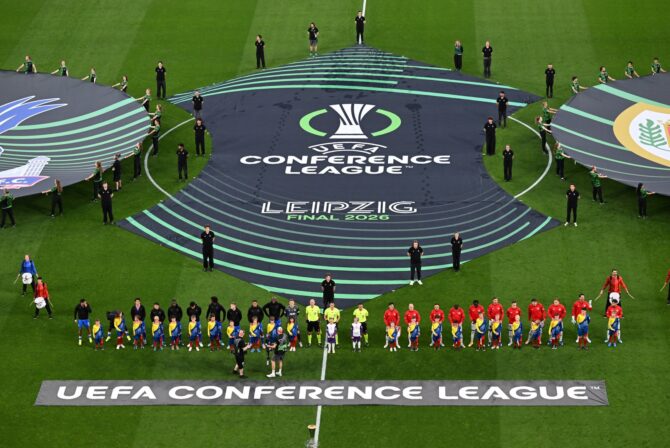 Vor dem UEFA Conference League Finale 2026 in Leipzig stehen die Teams von Crystal Palace FC und Rayo Vallecano de Madrid am 27. Mai im Football Arena Leipzig zum Einlaufen bereit. Schiedsrichter, Maskottchen und Spieler beider Mannschaften reihen sich vor der imposanten Final-Kulisse auf. Oliver Hardt / Getty Images