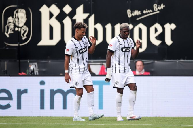 David Mokwa Ntusu bejubelt gemeinsam mit seinem Mitspieler Bambase Conte den dritten Treffer des SV 07 Elversberg, den er im Zweitliga-Heimspiel gegen den SC Preußen Münster in der Ursapharm-Arena am 17. Mai 2026 erzielt hat. Alex Grimm / Getty Images