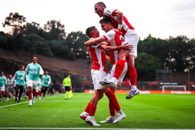 Demir Ege Tiknaz vom SC Braga jubelt über seinen Treffer zum 1:0 im UEFA-Europa-League-Halbfinal-Hinspiel gegen den SC Freiburg am 30. April 2026 im Estádio Municipal de Braga. Der türkische Angreifer wird von seinen Mitspielern gefeiert. (Diogo Cardoso / Getty Images Europe via Getty Images)