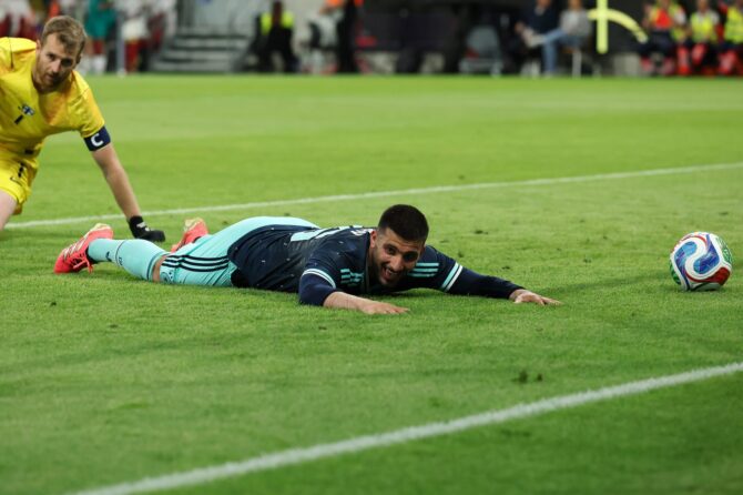 Deniz Undav zieht sich nach seinem Treffer zum 3:0 für Deutschland eine Verletzung zu und muss das Spielfeld verlassen. Freundschaftsspiel gegen Finnland am 31. Mai 2026 in der MEWA Arena in Mainz. (Alexander Hassenstein / Getty Images Europe via Getty Images)