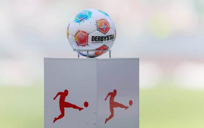 Der Derbystar-Spielball auf seinem Podest vor dem Bundesliga-Spiel zwischen Werder Bremen und dem FC Augsburg im Weserstadion in Bremen am 2. Mai 2026. (Selim Sudheimer / Getty Images Europe via Getty Images)