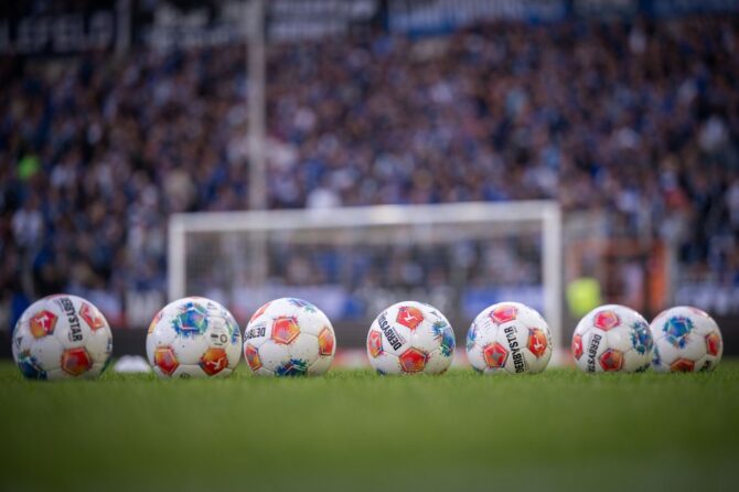 Mehrere Derbystar-Spielbälle liegen in der Schueco Arena in Bielefeld bereit, kurz vor dem Zweitligaspiel zwischen Arminia Bielefeld und Fortuna Düsseldorf am 2. August 2025. Thomas F. Starke / Getty Images Europe via Getty Images