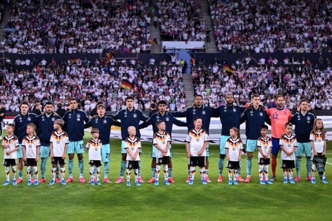Die deutsche Nationalmannschaft stellt sich mit den Einlaufkindern vor dem Freundschaftsspiel gegen Finnland am 31. Mai 2026 in der MEWA Arena in Mainz auf. Für die DFB-Auswahl war die Partie der letzte Test vor der WM 2026. (Copyright AFP)