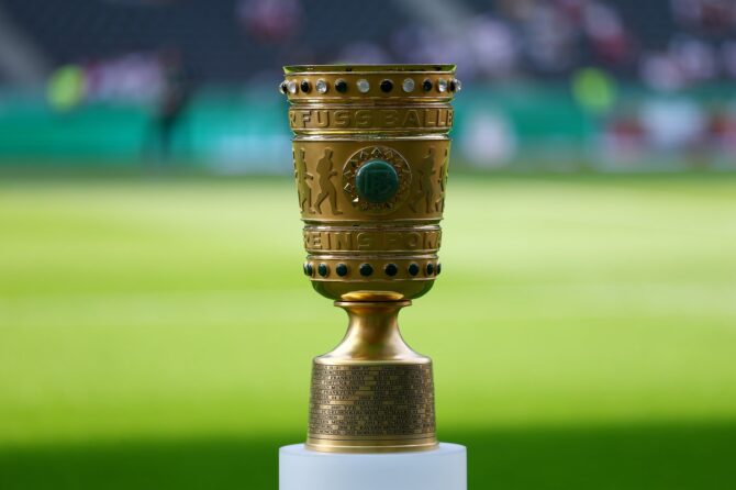Der DFB-Pokal liegt vor dem Anpfiff auf dem Rasen des Berliner Olympiastadions. Am 23. Mai 2026 trafen hier der FC Bayern München und der VfB Stuttgart im Finale aufeinander. Dean Mouhtaropoulos / Getty Images Europe via Getty Images