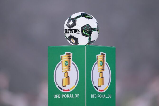 Der offizielle Derbystar-Spielball auf dem DFB-Pokal-Podest vor dem Halbfinale zwischen dem VfB Stuttgart und dem SC Freiburg in der MHPArena in Stuttgart am 23. April 2026. Christian Kaspar-Bartke / Getty Images