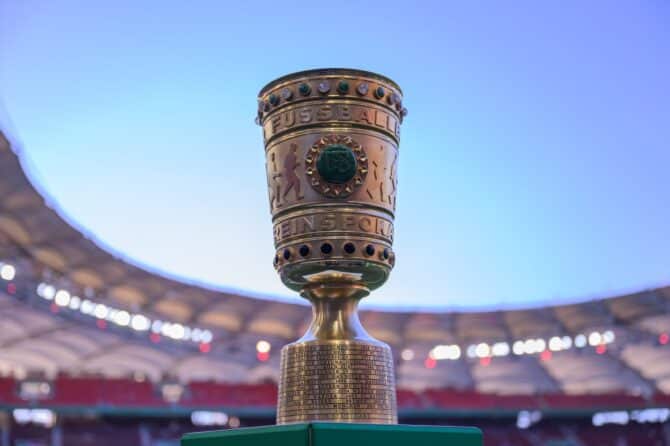 Der DFB-Pokal wird vor dem Halbfinale zwischen dem VfB Stuttgart und dem SC Freiburg am 23. April 2026 in der MHPArena in Stuttgart präsentiert. (Christian Kaspar-Bartke / Getty Images Europe via Getty Images)