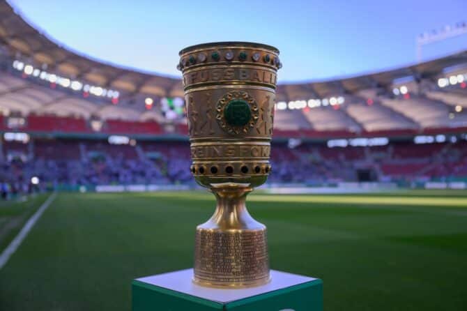 Die DFB-Pokal-Trophäe steht vor dem Halbfinalduell zwischen dem VfB Stuttgart und dem SC Freiburg am 23. April 2026 in der MHPArena in Stuttgart bereit. (Christian Kaspar-Bartke / Getty Images Europe via Getty Images)
