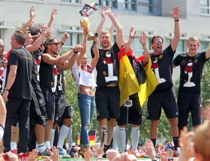 Die deutsche Nationalmannschaft feiert gemeinsam mit Sängerin Helene Fischer auf der Bühne in Berlin den WM-Titel 2014. Am 15. Juli 2014 strömten Hunderttausende zur Siegesfeier auf der Fanmeile, wenige Tage nach dem 1:0-Finalsieg gegen Argentinien in Rio de Janeiro. Matthias Kern / Bongarts via Getty Images