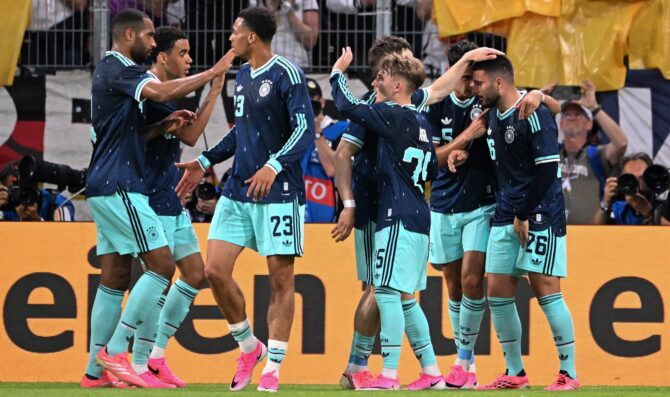 Deutsche Nationalspieler bejubeln einen Treffer im Freundschaftsspiel gegen Finnland am 31. Mai 2026 in der MEWA Arena in Mainz. Die DFB-Auswahl trat dabei im dunkelblauen Auswärtstrikot an. (Copyright AFP)