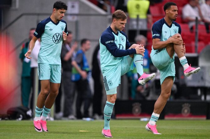 Deutsche Nationalspieler, darunter Joshua Kimmich (Mitte), wärmen sich vor dem Freundschaftsspiel gegen Finnland am 31. Mai 2026 in der MEWA Arena in Mainz auf. (Copyright AFP)