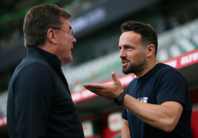 Wolfsburgs Trainer Dieter Hecking und Paderborns Coach Ralf Kettemann begrüßen sich vor dem Bundesliga-Relegations-Hinspiel zwischen dem VfL Wolfsburg und dem SC Paderborn 07 am 21. Mai 2026 in der Volkswagen Arena. (Selim Sudheimer / Getty Images Europe via Getty Images)