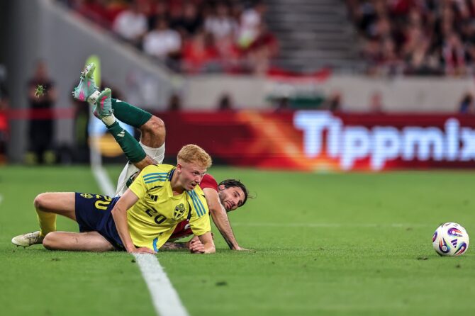 Dominik Szoboszlai von Ungarn und Hugo Larsson von Schweden kämpfen um den Ball während des Freundschaftsspiels zwischen Ungarn und Schweden in der Puskas Arena am 6. Juni 2025 in Budapest. (David Balogh / Getty Images Europe via Getty Images)