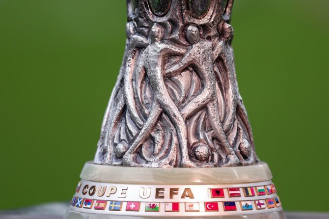 Der UEFA-Europa-League-Pokal ist vor dem Anpfiff des Halbfinal-Hinspiels zwischen SC Braga und dem SC Freiburg im Estadio Municipal de Braga am 30. April 2026 in Braga zu sehen. Diogo Cardoso / Getty Images Europe via Getty Images