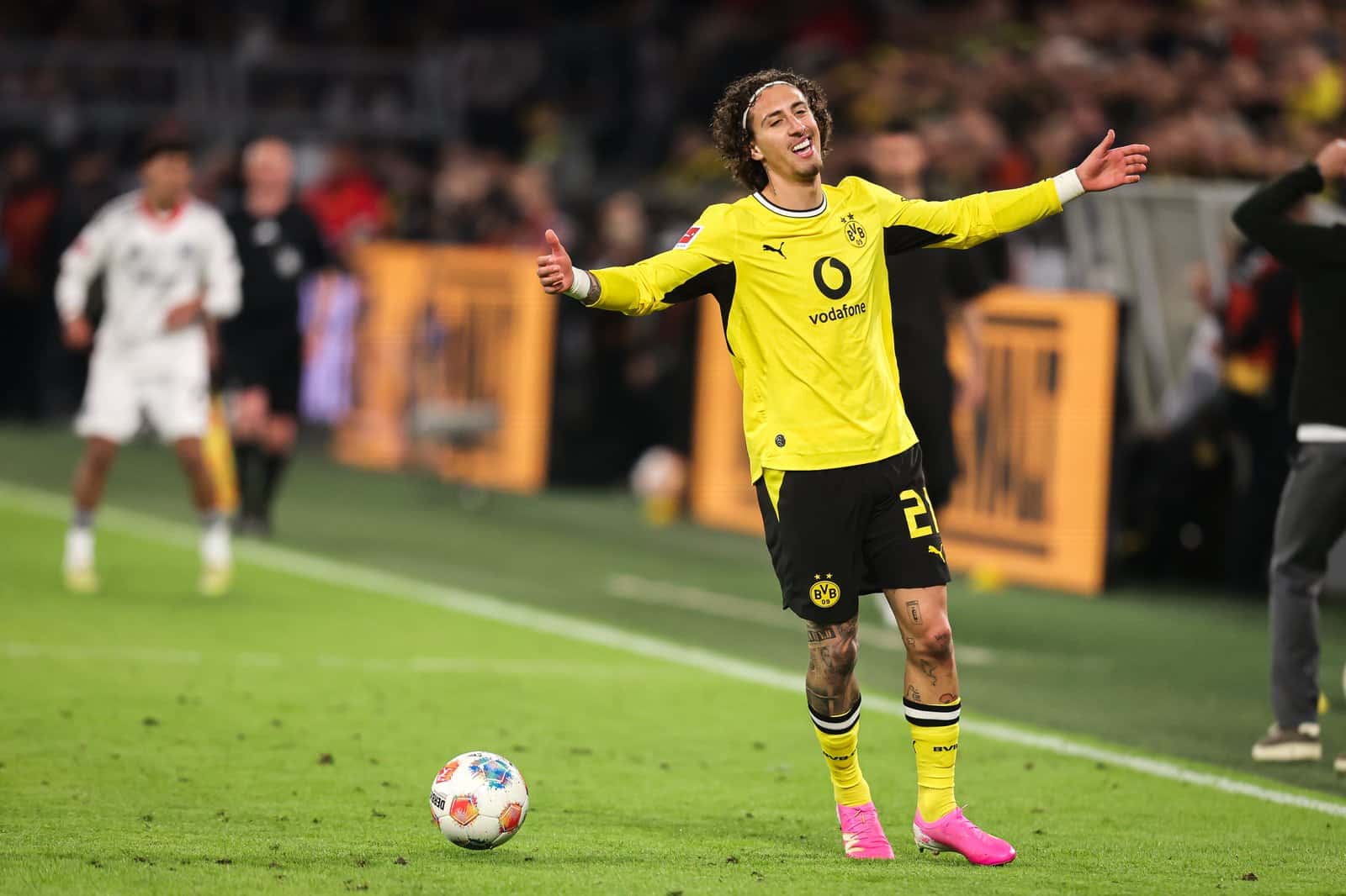 Fábio Silva von Borussia Dortmund kämpft um den Ball im Bundesliga-Spiel. (Leon Kügeler / Getty Images Europe via Getty Images)