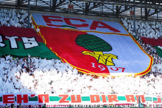Fans des FC Augsburg präsentieren vor dem Bundesliga-Duell gegen Borussia Mönchengladbach in der WWK-Arena ein spektakuläres Tifo mit dem Vereinswappen. Das Heimspiel fand am 9. Mai 2026 in Augsburg statt. Leonhard Simon / Getty Images
