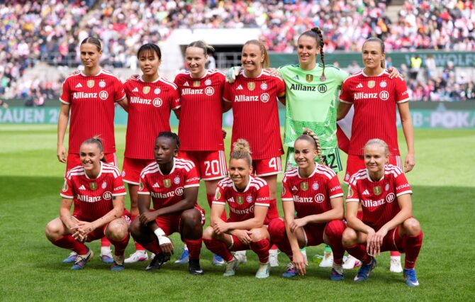 Die Spielerinnen des FC Bayern München stellen sich vor dem DFB-Pokal-Finale der Frauen 2026 im RheinEnergieStadion in Köln für das Mannschaftsfoto auf. Das Finale fand am 14. Mai 2026 zwischen dem FC Bayern und dem VfL Wolfsburg statt. Pau Barrena / Getty Images