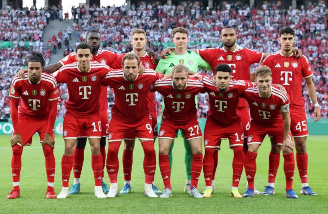 Die Spieler des FC Bayern München versammeln sich vor dem DFB-Pokalfinale 2026 gegen VfB Stuttgart für das Mannschaftsfoto. Am 23. Mai 2026 im Berliner Olympiastadion fand das Endspiel des deutschen Cup-Wettbewerbs statt. (Alex Grimm / Getty Images)
