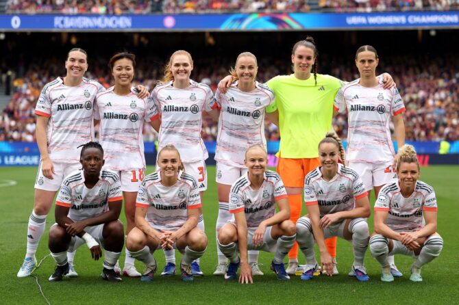 Die Spielerinnen des FC Bayern München stellen sich vor dem Halbfinal-Rückspiel der UEFA Women's Champions League 2025/26 gegen den FC Barcelona am 3. Mai 2026 im Nou Camp in Barcelona für das Mannschaftsfoto auf. (Judit Cartiel / Getty Images Europe via Getty Images)