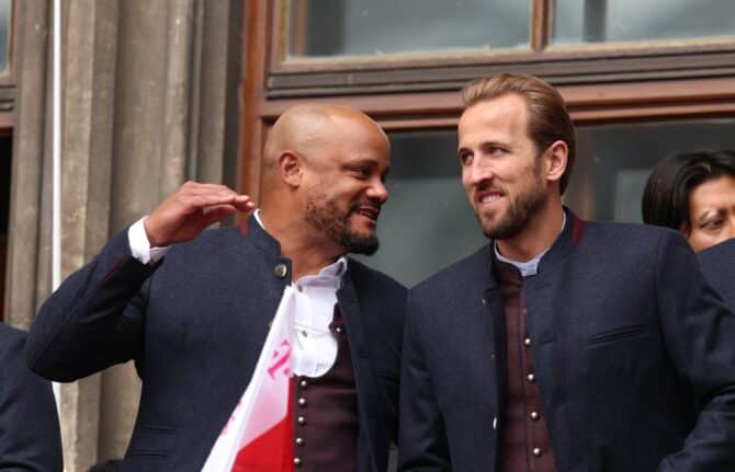 Vincent Kompany und Torjäger Harry Kane feiern am 17. Mai 2026 auf dem Marienplatz in München die Bundesliga-Meisterschaft des FC Bayern. Der belgische Trainer und der englische Nationalstürmer gehörten zu den Gesichtern des Titelgewinns in der Saison 2025/26. Adam Pretty / Getty Images