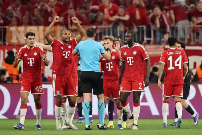 Mehrere FC-Bayern-Spieler – darunter Aleksandar Pavlović, Harry Kane, Joshua Kimmich, Dayot Upamecano und Luis Díaz – protestieren am 6. Mai 2026 gegen eine Schiedsrichterentscheidung im Halbfinale-Rückspiel der UEFA Champions League 2025/26 gegen Paris Saint-Germain in der Allianz Arena in München. (Getty Images)