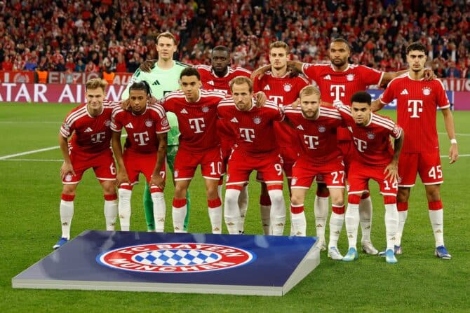 Die Spieler des FC Bayern München stellen sich vor dem Rückspiel des UEFA-Champions-League-Halbfinales gegen Paris Saint-Germain in der Münchner Allianz Arena zum Mannschaftsfoto auf – am 6. Mai 2026. (Copyright AFP/Odd Andersen)