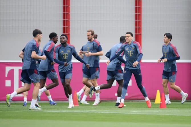 FC-Bayern-Spieler – darunter Harry Kane, Jamal Musiala und Alphonso Davies – beim Abschlusstraining am 5. Mai 2026 auf dem Vereinsgelände in München. Einen Tag vor dem Halbfinale-Rückspiel der UEFA Champions League 2025/26 gegen Paris Saint-Germain bereitete sich der FC Bayern auf das entscheidende Duell um den Einzug ins Finale vor. (Getty Images)