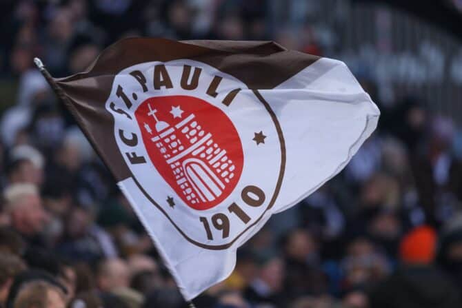 Fans des FC St. Pauli schwenken die Vereinsfahne mit dem markanten Braun-Weiß-Wappen im ausverkauften Millerntor-Stadion beim Bundesliga-Heimspiel gegen SV Werder Bremen am 22. Februar 2026 in Hamburg. Selim Sudheimer / Getty Images