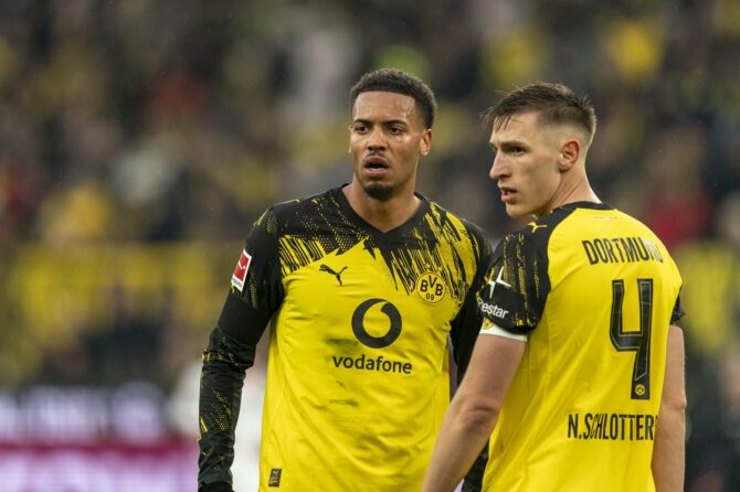Felix Nmecha (l.) und Nico Schlotterbeck (r.) von Borussia Dortmund beim Bundesliga-Spiel gegen den FC Augsburg im Signal Iduna Park am 14. März 2026 in Dortmund. Fabio Deinert / Getty Images