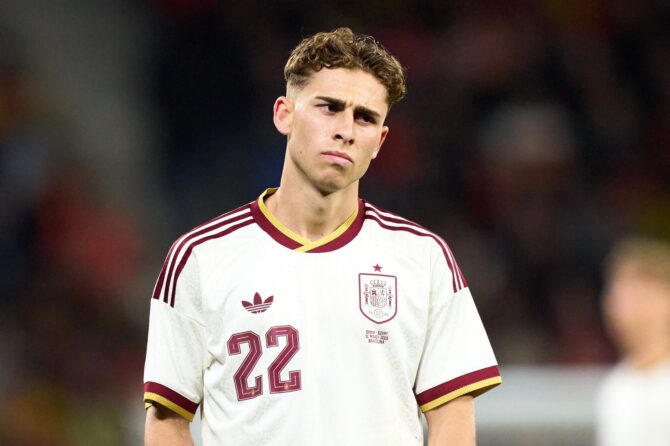 Fermin Lopez schaut nachdenklich während des Länderspiels der spanischen Nationalmannschaft gegen Ägypten am 31. März 2026 im RCDE Stadium in Barcelona. Der Mittelfeldspieler trug für La Roja die Nummer 22. (Alex Caparros / Getty Images)