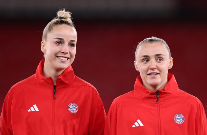 Giulia Gwinn und Georgia Stanway vom FC Bayern München stimmen sich vor dem Viertelfinal-Hinspiel der UEFA Women's Champions League 2025/26 gegen Manchester United im Old Trafford aufeinander ein. Das Spiel fand am 25. März 2026 in Manchester statt. Kate McShane / Getty Images