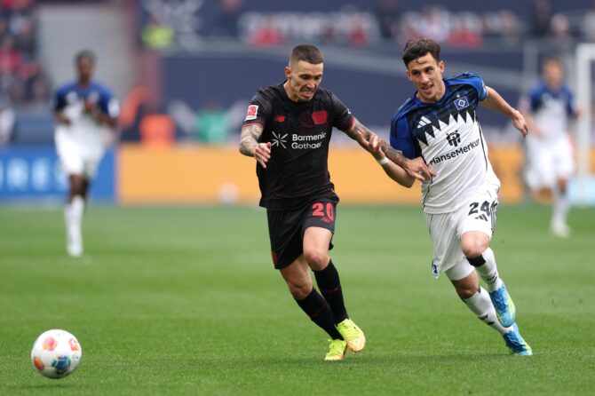 Álex Grimaldo von Bayer 04 Leverkusen und Nicolás Capaldo vom Hamburger SV kämpfen um den Ball. Die Szene entstand beim Bundesliga-Spiel zwischen Bayer 04 Leverkusen und dem Hamburger SV in der BayArena in Leverkusen, Mai 2026. Lars Baron / Getty Images