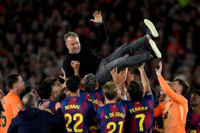 Die Spieler des FC Barcelona werfen ihren Cheftrainer Hansi Flick nach dem LaLiga-Titelgewinn in die Luft – der Sieg gegen Real Madrid im Spotify Camp Nou am 10. Mai 2026 machte den deutschen Coach zum Meistermacher in Katalonien. (David Ramos / Getty Images Europe via Getty Images)
