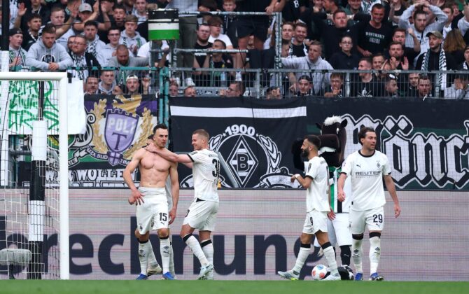 Haris Tabakovic von Borussia Mönchengladbach bejubelt mit seinen Teamkollegen das 1:0 beim Bundesligaspiel gegen Borussia Dortmund im Borussia-Park am 3. Mai 2026 in Mönchengladbach. (Dean Mouhtaropoulos / Getty Images Europe via Getty Images)