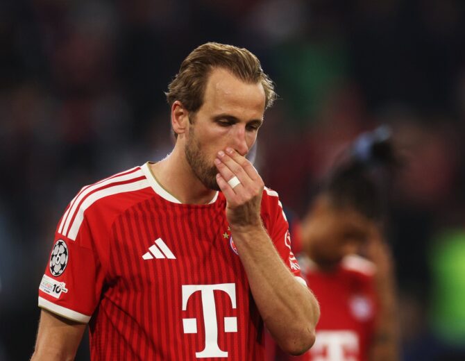 Harry Kane verlässt nach dem Ausscheiden im Halbfinale der UEFA Champions League 2025/26 enttäuscht das Spielfeld. Der FC-Bayern-Stürmer konnte mit seinem Team am 6. Mai 2026 in der Allianz Arena in München den Finaleinzug gegen Paris Saint-Germain nicht sichern. (Getty Images)