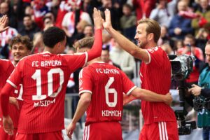 Harry Kane vom FC Bayern München bejubelt seinen Treffer zum 1:0 gemeinsam mit seinen Teamkollegen Jamal Musiala und Joshua Kimmich. Die Szene entstand beim Bundesliga-Spiel zwischen dem FC Bayern München und dem 1. FC Köln in der Allianz Arena in München, Mai 2026. Jan Hetfleisch / Getty Images