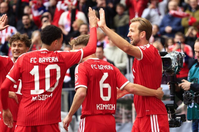 Harry Kane vom FC Bayern München bejubelt seinen Treffer zum 1:0 gemeinsam mit seinen Teamkollegen Jamal Musiala und Joshua Kimmich. Die Szene entstand beim Bundesliga-Spiel zwischen dem FC Bayern München und dem 1. FC Köln in der Allianz Arena in München, Mai 2026. Jan Hetfleisch / Getty Images