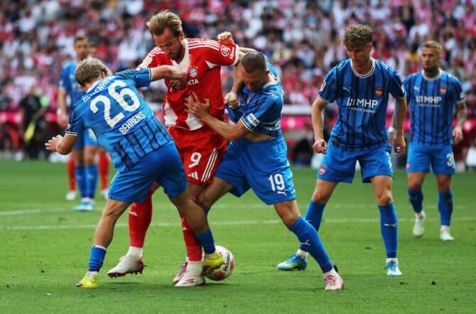 Harry Kane vom FC Bayern München im Zweikampf mit Jonas Föhrenbach von 1. FC Heidenheim beim Bundesligaspiel in der Allianz Arena am 2. Mai 2026. (Adam Pretty / Getty Images Europe via Getty Images)