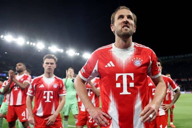 Harry Kane vom FC Bayern München blickt nach der Niederlage im Champions-League-Halbfinale gegen Paris Saint-Germain enttäuscht zu den Fans im Parc des Princes in Paris am 28. April 2026. (Alexander Hassenstein / Getty Images Europe)