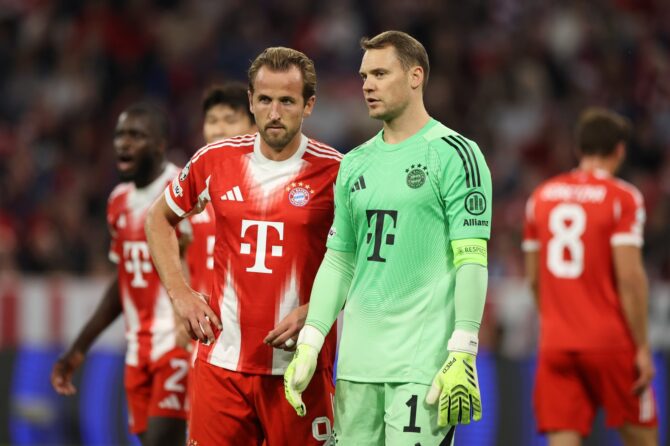 Harry Kane und Manuel Neuer vom FC Bayern München im Gespräch vor dem Anpfiff. Die Bayern empfingen den FC Chelsea in der Football Arena München zum Auftakt der UEFA Champions League 2025/26 am 17. September 2025. (Alex Grimm / Getty Images Europe via Getty Images)