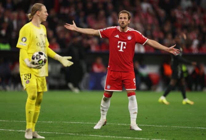 Harry Kane vom FC Bayern München reagiert frustriert auf eine Schiedsrichterentscheidung, während PSG-Torwart Matvey Safonov (Nr. 39) im Hintergrund steht. Die Szene stammt aus dem Halbfinale-Rückspiel der UEFA Champions League 2025/26 zwischen dem FC Bayern München und Paris Saint-Germain am 6. Mai 2026 in der Allianz Arena. (Getty Images)