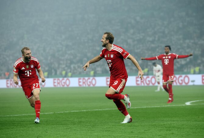 Harry Kane vom FC Bayern München jubelt über sein zweites Tor im DFB-Pokalfinale 2026 gegen VfB Stuttgart. Am 23. Mai 2026 traf der englische Stürmer im Berliner Olympiastadion und brachte seinen Verein damit auf die Siegerstraße. (Alex Grimm / Getty Images)