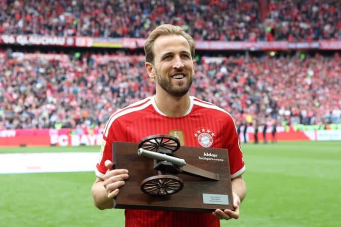 Harry Kane vom FC Bayern München posiert nach dem Bundesliga-Spiel gegen den 1. FC Köln mit der Torjägerkanone für ein Foto. Aufgenommen in der Allianz Arena in München, Mai 2026. Alexander Hassenstein / Getty Images