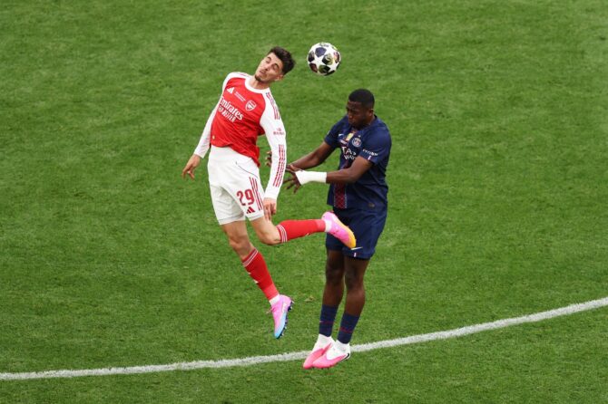 Kai Havertz von Arsenal köpft den Ball, während er von William Pacho von Paris Saint-Germain herausgefordert wird, während des UEFA Champions-League-Finales 2026. Das Spiel fand am 30. Mai 2026 in der Puskás-Arena in Budapest, Ungarn statt. Richard Heathcote / Getty Images Europe via Getty Images
