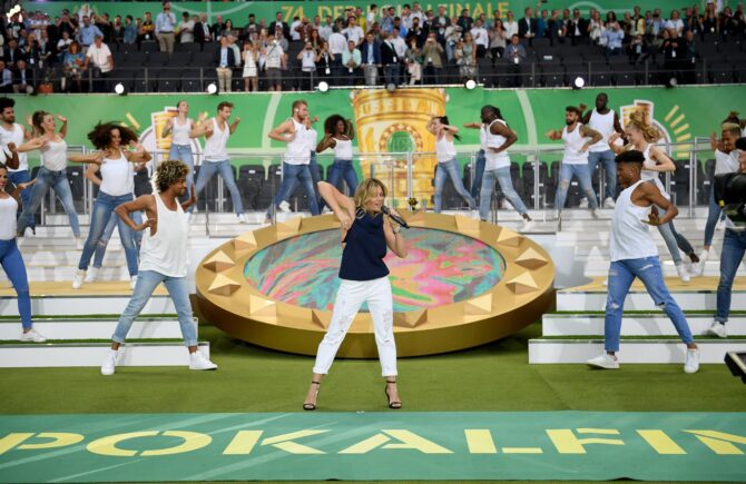 Sängerin Helene Fischer begeistert die Zuschauer im Olympiastadion Berlin mit ihrem Halbzeitauftritt beim DFB-Pokalfinale am 27. Mai 2017 zwischen Eintracht Frankfurt und Borussia Dortmund. Matthias Hangst / Bongarts via Getty Images