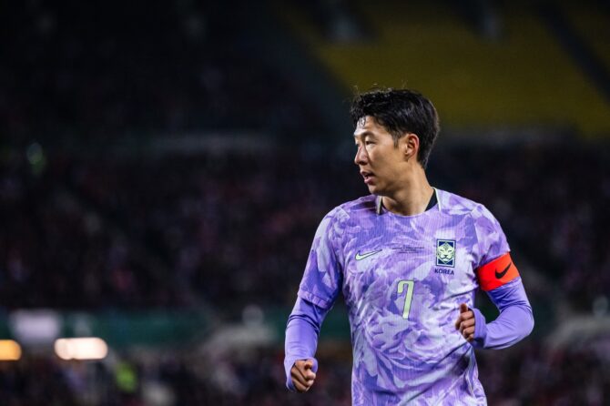 Heung-Min Son von Südkorea verfolgt das Spielgeschehen beim Freundschaftsspiel zwischen Österreich und Südkorea am 31. März 2026 in Wien. (Christian Bruna / Getty Images Europe via Getty Images)