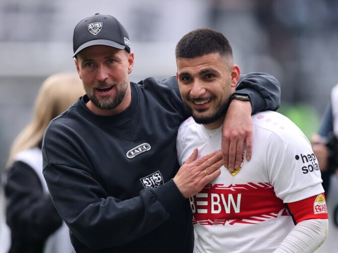 VfB-Trainer Sebastian Hoeneß und Stürmer Deniz Undav feiern nach dem Bundesliga-Auswärtsspiel bei Eintracht Frankfurt im Deutsche Bank Park ausgelassen die Qualifikation für die Champions League. Die Szene entstand am 16. Mai 2026 in Frankfurt am Main. Alex Grimm / Getty Images Europe via Getty Images