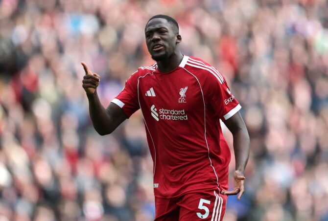 Liverpools Innenverteidiger Ibrahima Konaté gibt während des Premier-League-Spiels gegen den FC Fulham an der Anfield Road Anweisungen an seine Mitspieler. Die Partie fand am 11. April 2026 in Liverpool statt. Carl Recine / Getty Images Europe via Getty Images