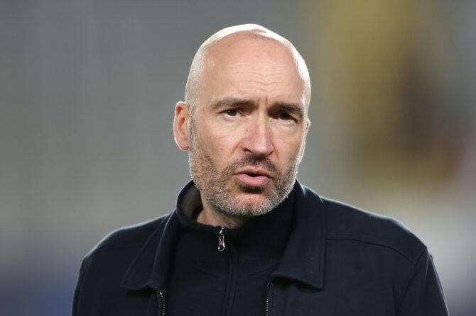 Finnlands Nationaltrainer Jacob Friis verfolgt konzentriert das Spielgeschehen nach dem FIFA-Series-Freundschaftsspiel zwischen den neuseeländischen All Whites und Finnland im Eden Park in Auckland am 27. März 2026. Der dänische Coach übernahm das finnische Nationalteam im Januar 2025. (Phil Walter / Getty Images)